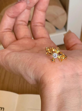 今饰有约金色十字鸢尾花戒指女