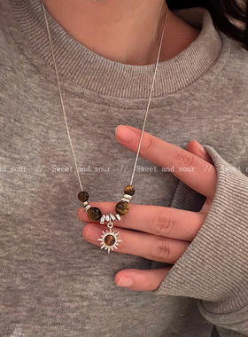 复古虎眼石吊坠项链女秋冬小众设计高级感毛衣链2025新款锁骨链潮