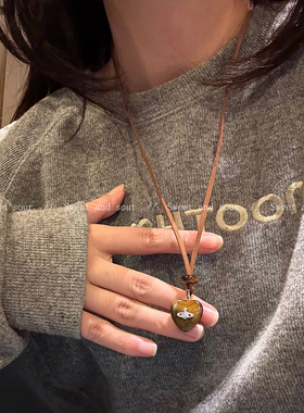 秋冬美拉德虎眼石吊坠项链复古小众设计皮绳卫衣锁骨链2025年新款