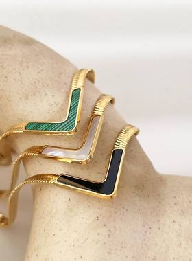 欧美网红钛钢V字项链女轻奢高级感V领型扁蛇骨链锁骨链不掉色配饰