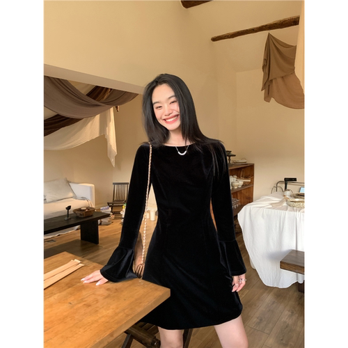 黑色丝绒连衣裙春秋高级感气质复古长袖喇叭袖小黑裙收腰短裙 - 图1