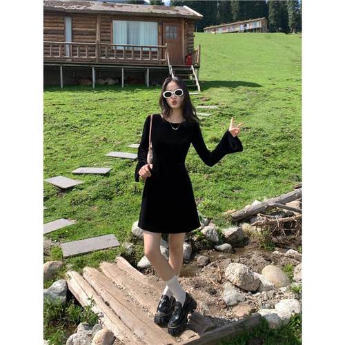 黑色丝绒连衣裙春秋高级感气质复古长袖喇叭袖小黑裙收腰短裙 - 图3