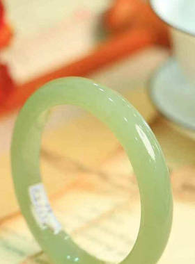 新疆和田玉晴水冰种青白玉手镯