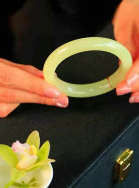 和田玉手镯女款且末糖玉黄口料