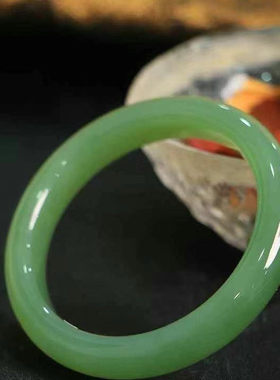 天然新疆和田玉湖水绿玉手镯