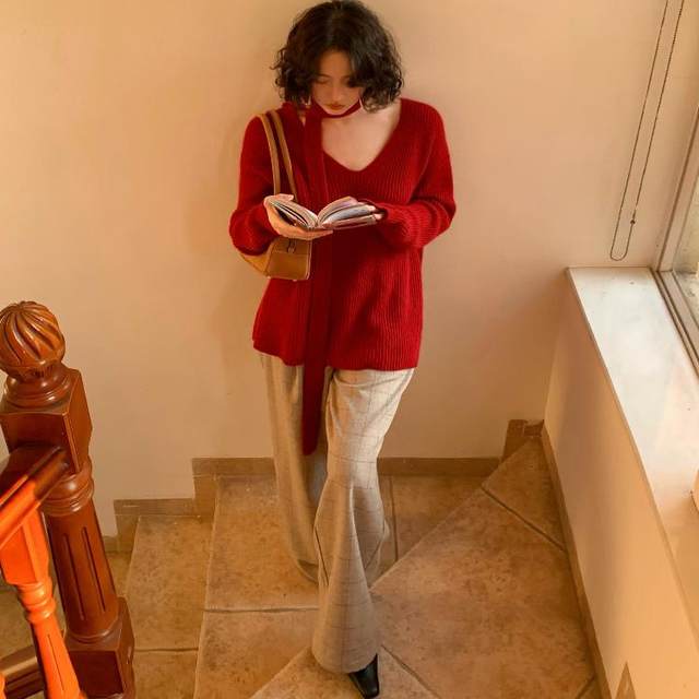 Homemade Strawberry Jam Hong Kong Style Retro 2025 Spring V-neck Raccoon Velvet Bottoming Sweater + Scarf