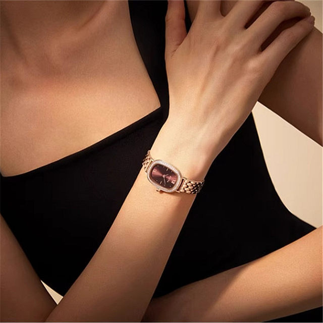 Fiyta Light Luxury Trendy Ladies’ Diamond-encrusted English Watch