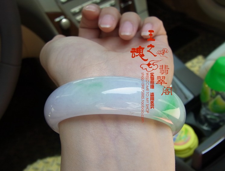 天然 货正品翡翠手镯水润阳绿紫罗兰飘花女款玉手镯子无杂带证书 A 天然 货正品翡翠手镯水润阳绿紫罗兰飘花女款玉手镯子无杂带证书 A