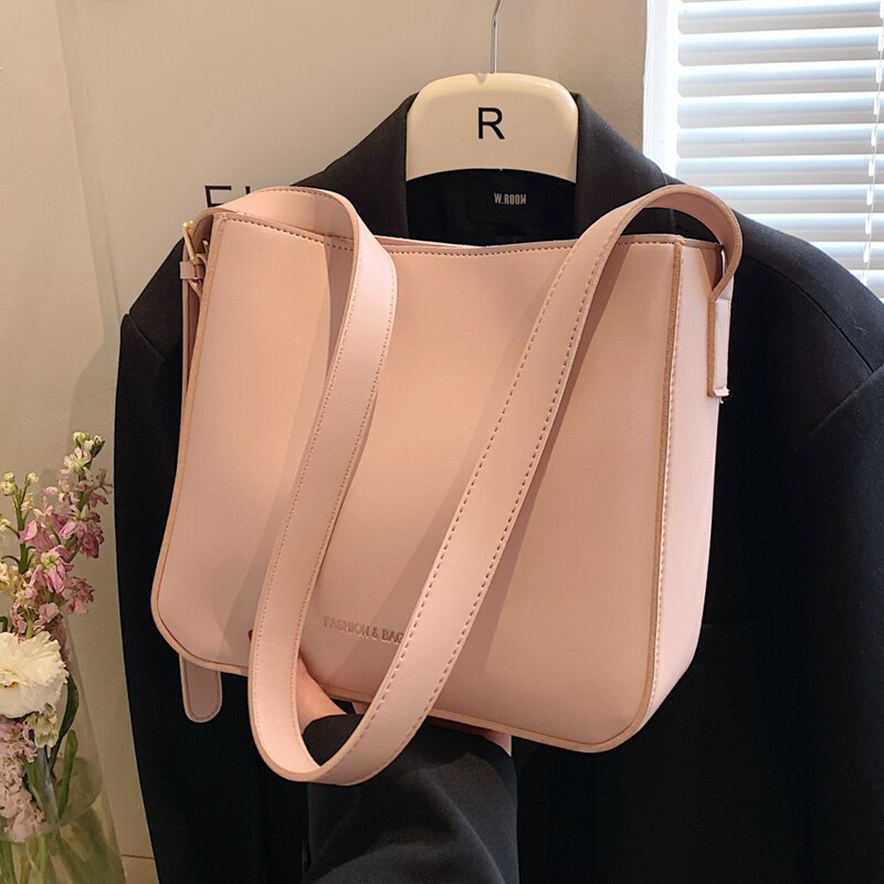 大容量包包女包秋冬简约宽带斜挎包高级质感单肩包百搭通勤水桶包,淘宝优惠券,粉丝福利购,淘宝优惠卷