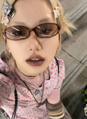 可爱迷人浅茶色Y2K小脸方框墨镜凹造型千禧时尚太阳眼镜个性美女