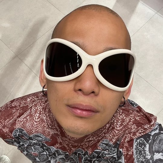 Exaggerated alien white frame black face-covering future technology style sunglasses to wear niche Y2K trendy sunglasses for men