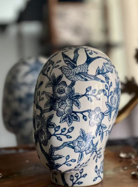 青花瓷手绘釉下人像摆件