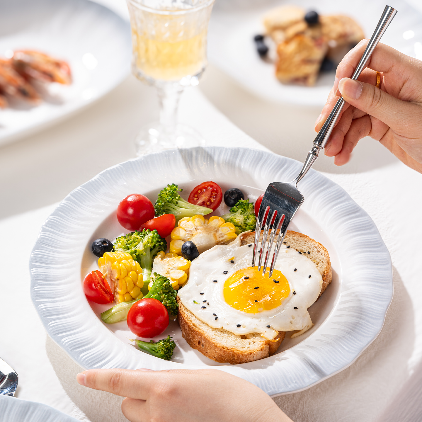 釉下彩2025新款碗碟套装家用轻奢高颜值陶瓷餐具乔迁新居碗具碗盘