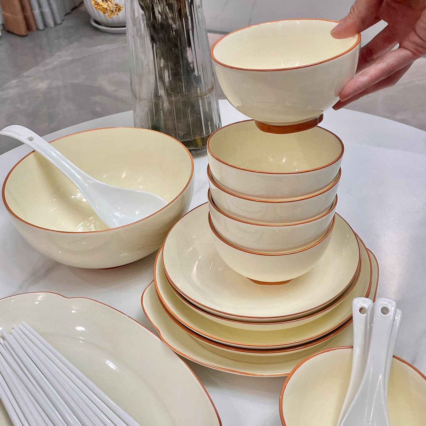 奶油风釉下彩2025新款碗碟套装家用高颜值陶瓷餐具乔迁送礼碗组合