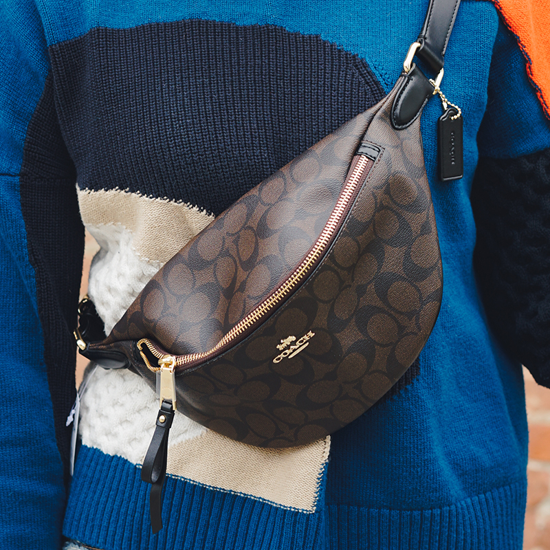 客邻尚品海外旗舰店COACH/蔻驰女包奥莱新款大号PVC配皮胸包女士印花拉链腰包0