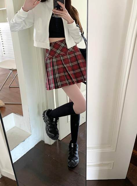 Red plaid college style pleated skirt with hip short skirt