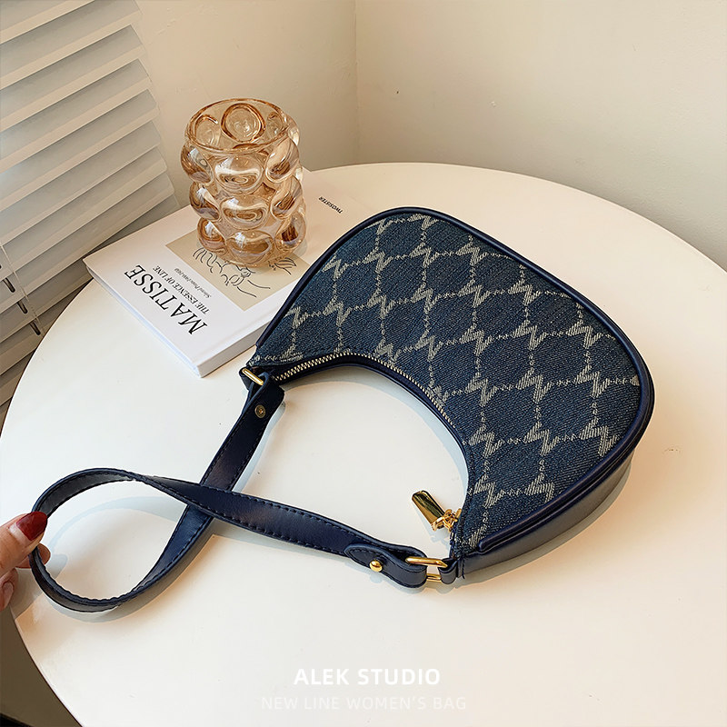  黑金刚户外女士包袋