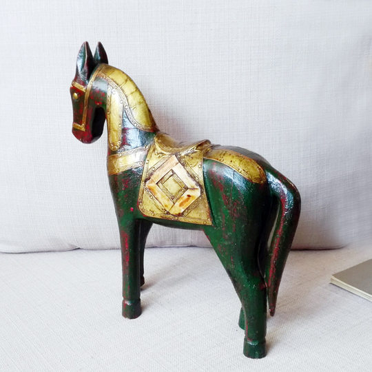 Spot Southeast Asian specialty handicraft gifts, home decoration ornaments, elegant and beautiful wood carvings, painted copper-inlaid horses