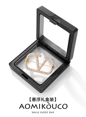 小香风满钻标志性VLogo图案胸针