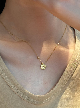 小桃花花朵项链女钛钢不掉色金店同款五叶花金色镂空梅花锁骨链