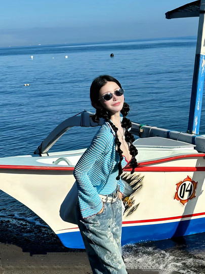 Fille chaude thaïlandaise en maillot de bain à carreaux rétro sexy avec coussinets d'allaitement