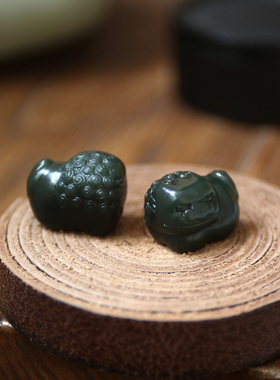 狮子手链坠和田玉塔青黑青玉