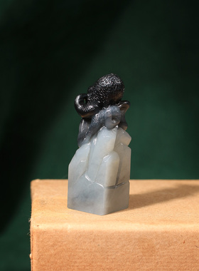 俏色雕刻印章石上花开章鱼和田玉