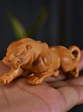 崖柏木雕豹子摆件一夜暴富一路豹发实木雕刻金钱豹桌面茶宠装饰品