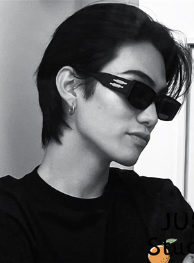 长方形墨镜男生凹造型嘻哈