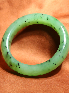 油润细腻俄料碧玉和田玉手镯