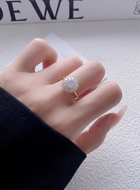 时尚精致花朵锆石戒指可旋转气质时尚高级感百搭铜镀金开口戒指女