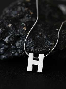 运动正品优雅原创字母项链钛钢