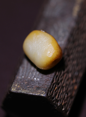 【姑苏润石堂】在售4克天然新疆和田玉籽料黄沁金鱼手串籽