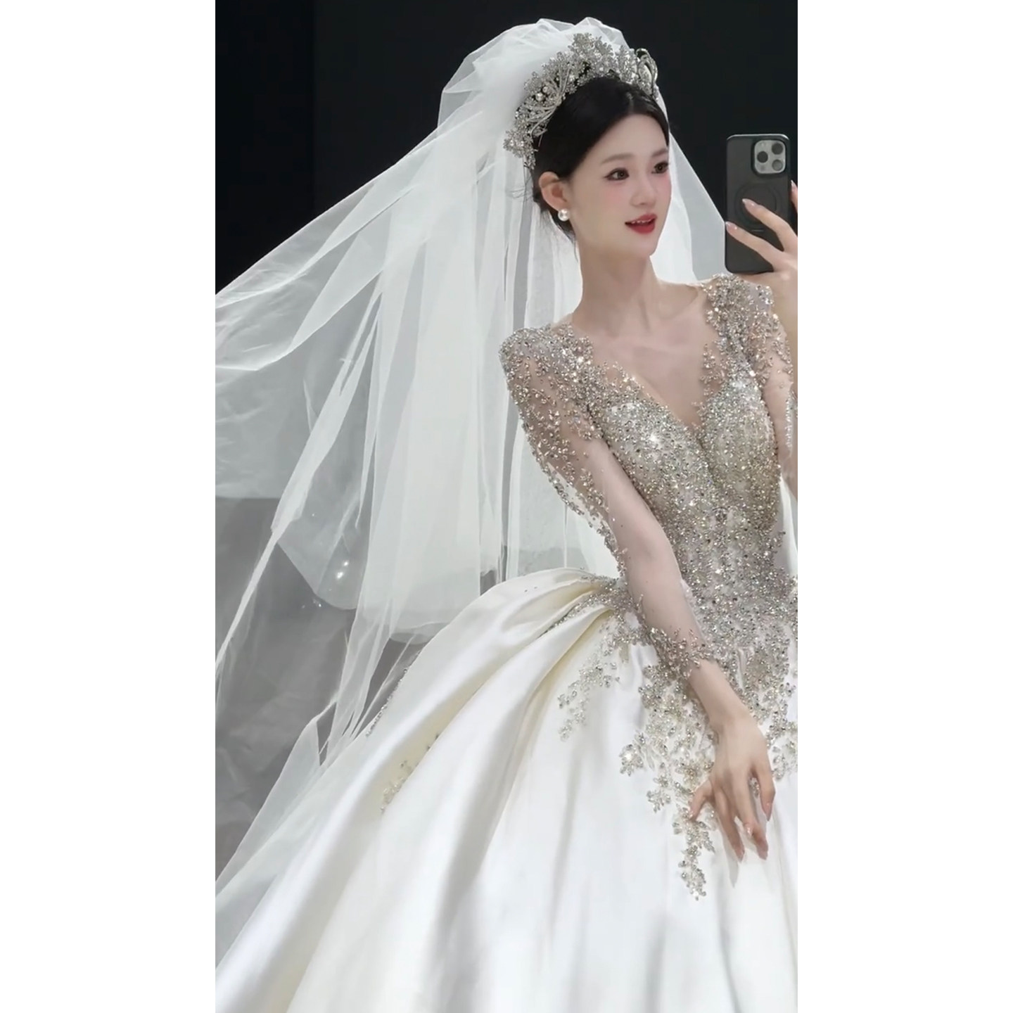 法式缎面长袖v领婚纱女2026新款新娘复古重工奢华宫廷风拖尾主纱,淘宝优惠券,粉丝福利购,淘宝优惠卷