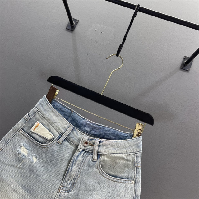 Retro ສີແສງສະຫວ່າງ ripped denim pants ໄຕມາດສໍາລັບແມ່ຍິງ pants ຂາກ້ວາງ