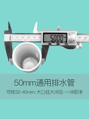 Танк с туалетом. Туалетная туалетная энергия -приседание и домики, перекачивающая вода, висящие на стенах ямы на корточках