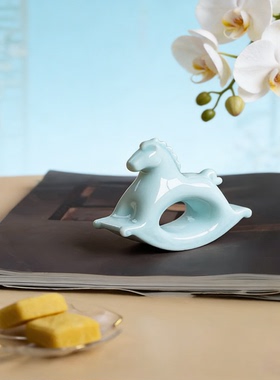 老钱风红色陶瓷马造型装饰摆件