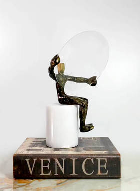 怀抱金砖创意摆件抽象人物家居软装饰品办公室售楼处桌面摆件