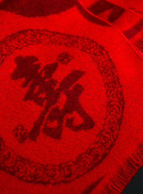 红色围巾冬季几何图案时尚风
