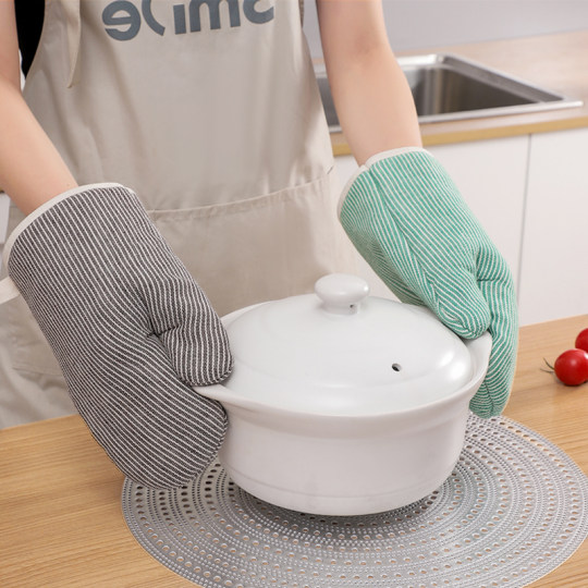 Anti-scald, thickened, heat-insulating and high-temperature resistant oven gloves