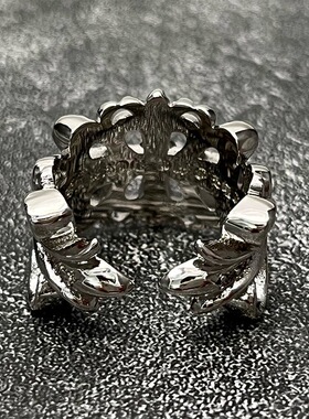 克罗泰银复古做旧！白金色鸢尾带锆戒指 个性百搭款