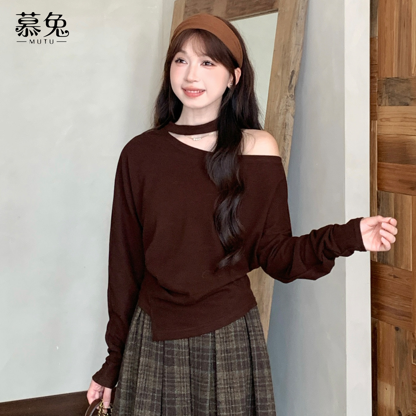慕兔复古纯欲挂脖斜领长袖t恤女2025冬季新款气质不规则掐腰上衣,淘宝优惠券,粉丝福利购,淘宝优惠卷