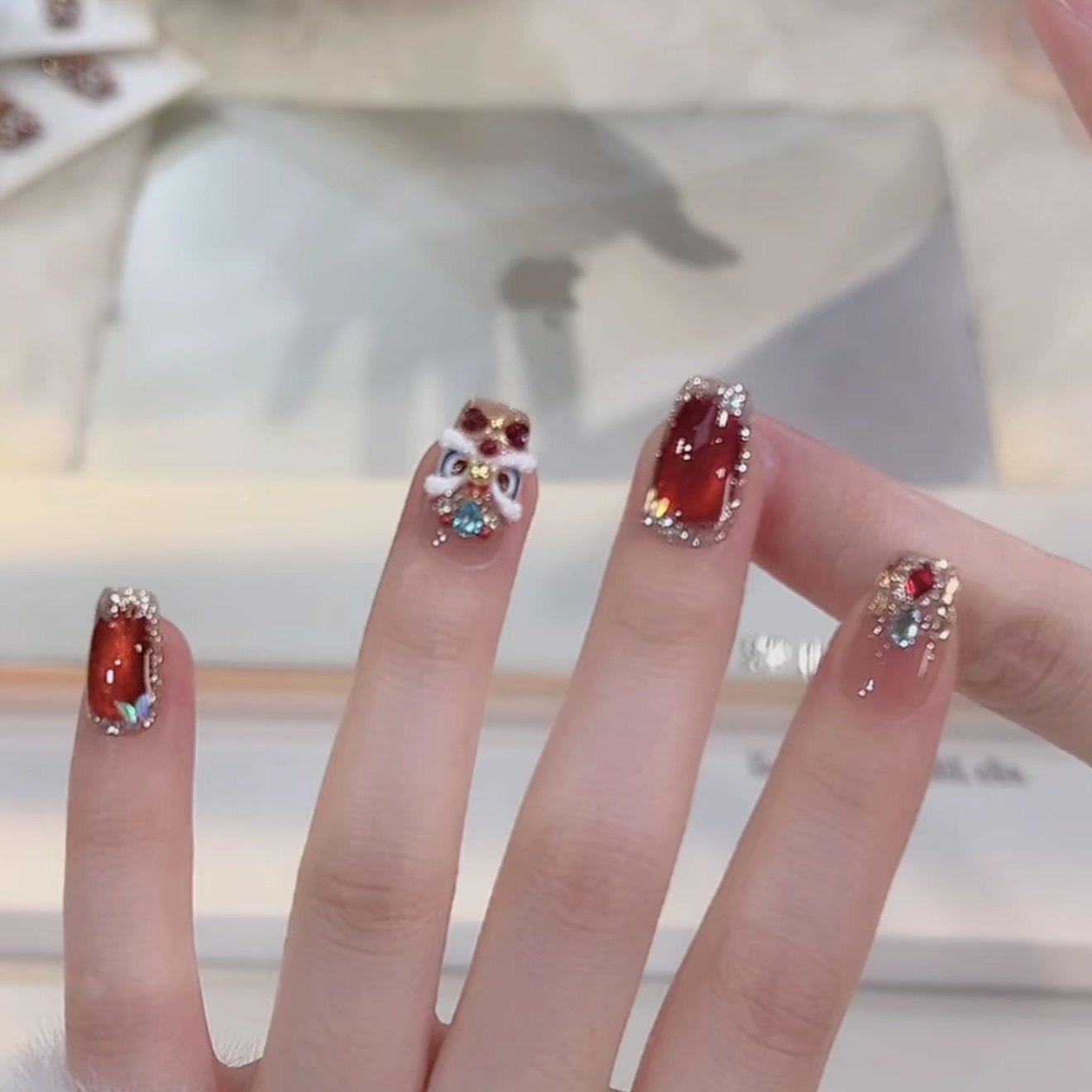 【万事大吉】新年纯手工醒狮穿戴甲红色猫眼碎钻高级感显白美甲贴,淘宝优惠券,粉丝福利购,淘宝优惠卷