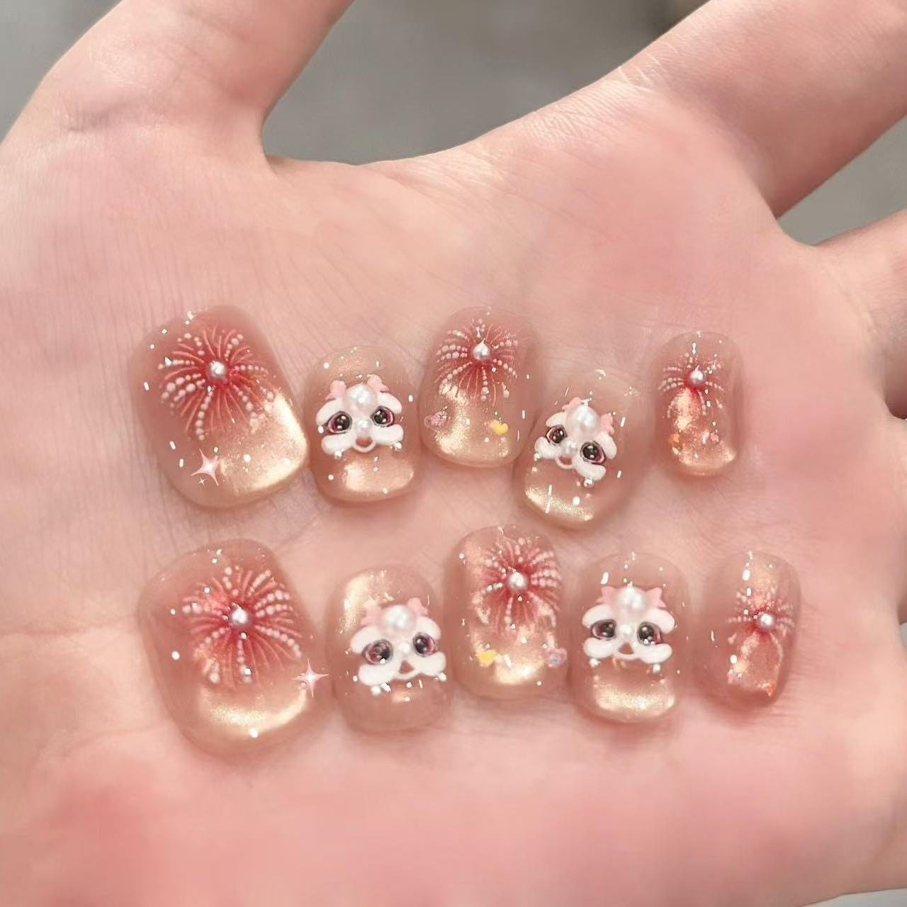 【桃花醒狮】手工穿戴甲氛围感腮红烟花粉色猫眼新年醒狮美甲短款,淘宝优惠券,粉丝福利购,淘宝优惠卷