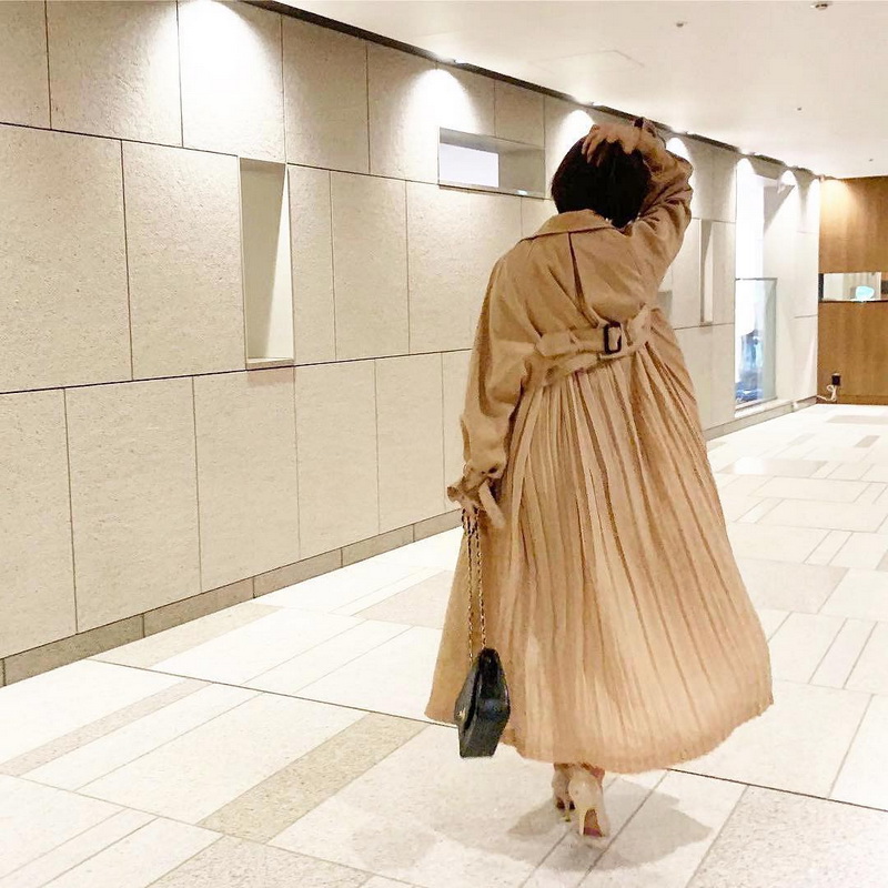 后背百褶薄纱拼接风衣外套 近藤千寻演绎 春 19 背影杀 爆款来袭 后背百褶薄纱拼接风衣外套 近藤千寻演绎 春 19 背影杀 爆款来袭
