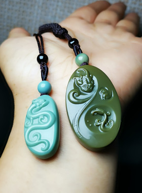 天然原矿阿拉善玛瑙龙牌挂件生肖龙蓝绿色雕件吊坠男女款项链饰品