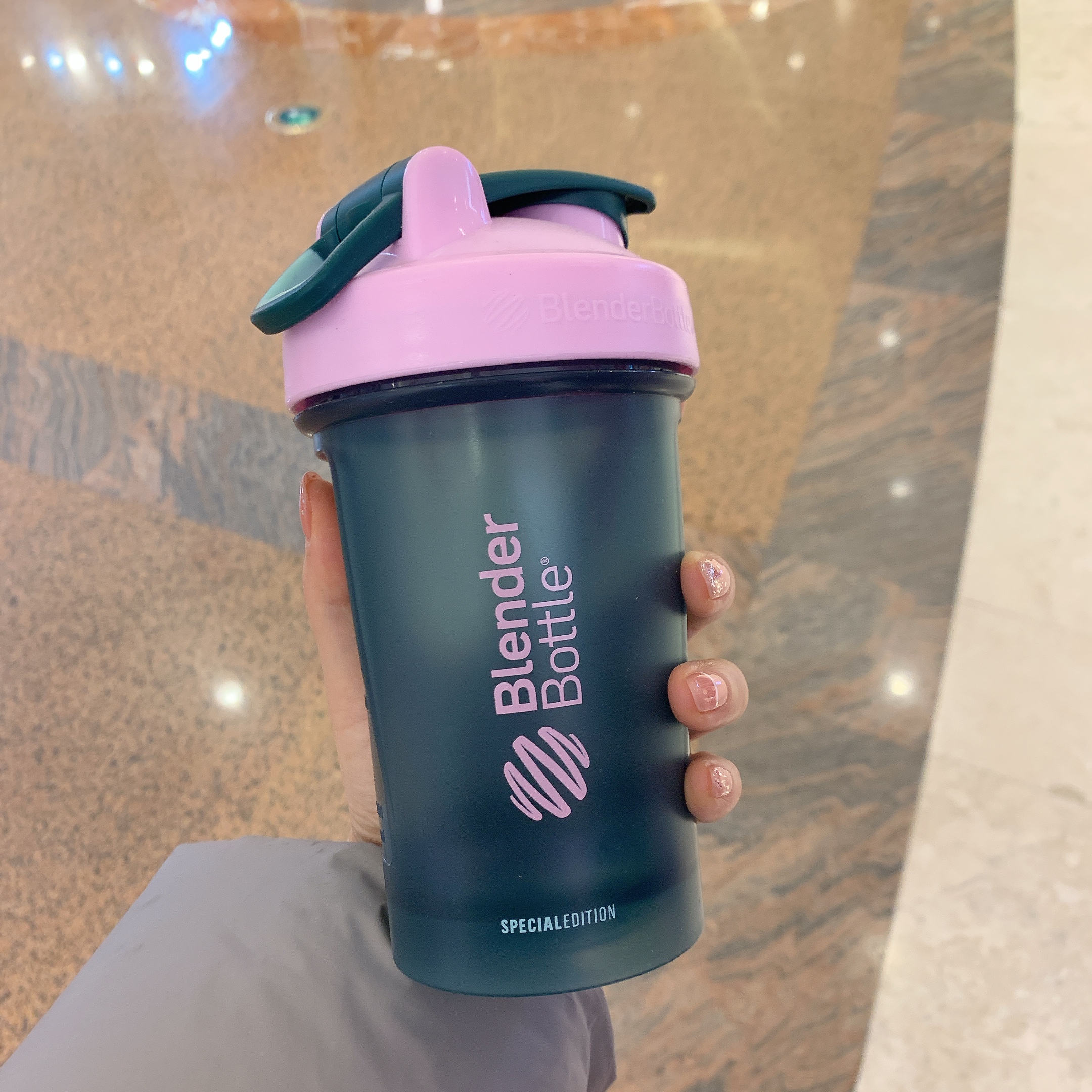 美国BlenderBottle 限定款蛋白粉摇摇杯奶昔杯运动健身水杯搅拌球 - 图0