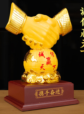 诚信赢天下握手办公桌摆件