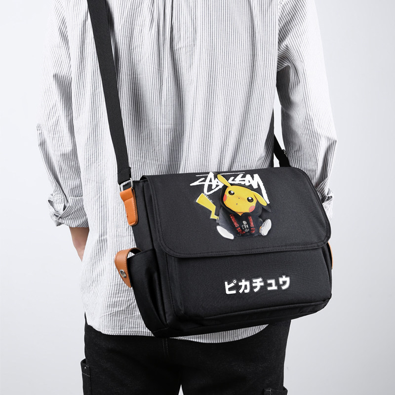 日系卡通男包潮牌补课皮卡丘斜挎包 百灵埃亨男士包袋