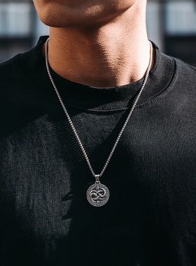 欧美莫比乌斯无限灵蛇圆牌吊坠男士高级感蛇年生肖项链个性配饰品